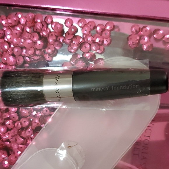 Mary Kay Foundation  Small Brush - Picture 2 of 3